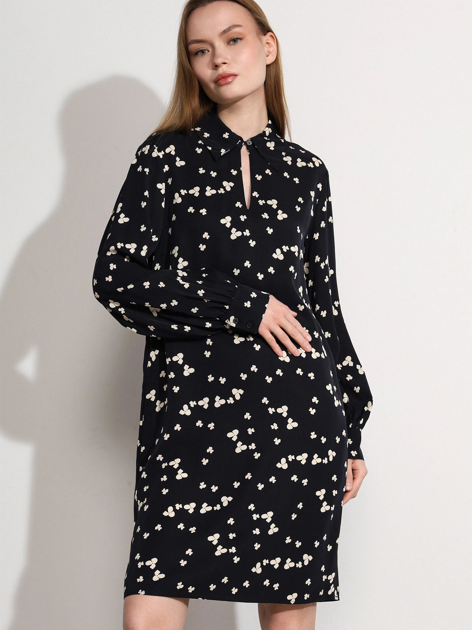 Платье темно-синего цвета с цветочным принтом из вискозы